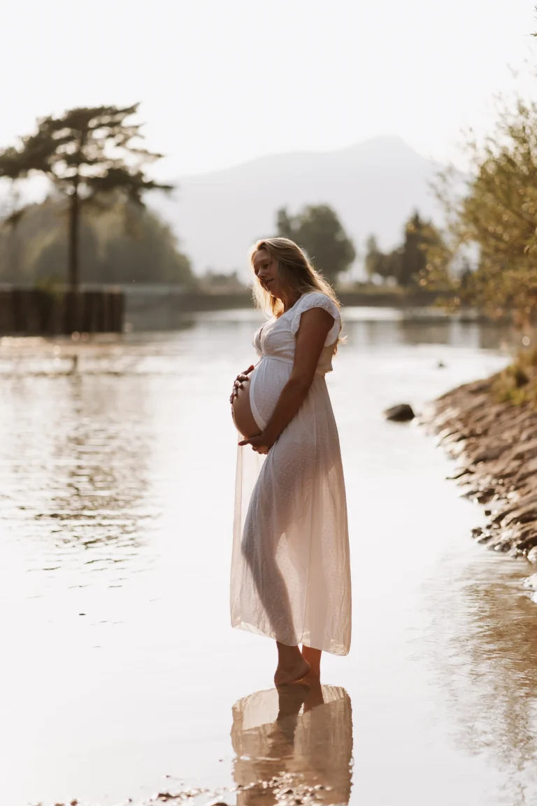 "Intimno fotografiranje nosečnice v naravi"