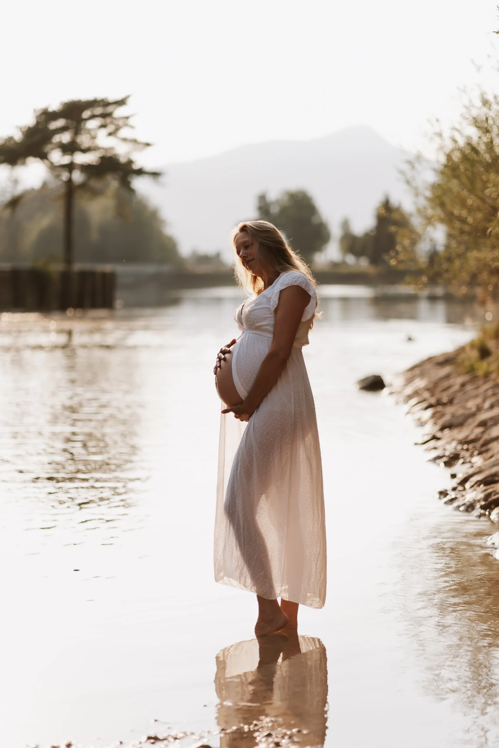 "Intimno fotografiranje nosečnice v naravi"