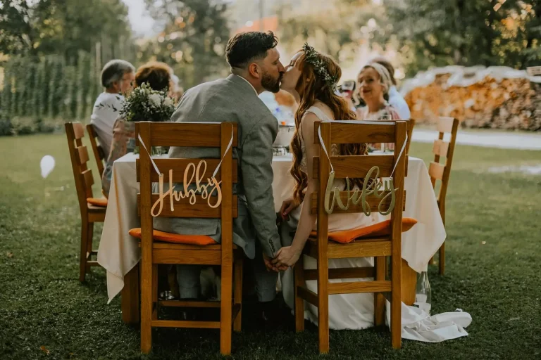 "Nevesta in ženin praznujeta intimno poroko v Škofji Loki"